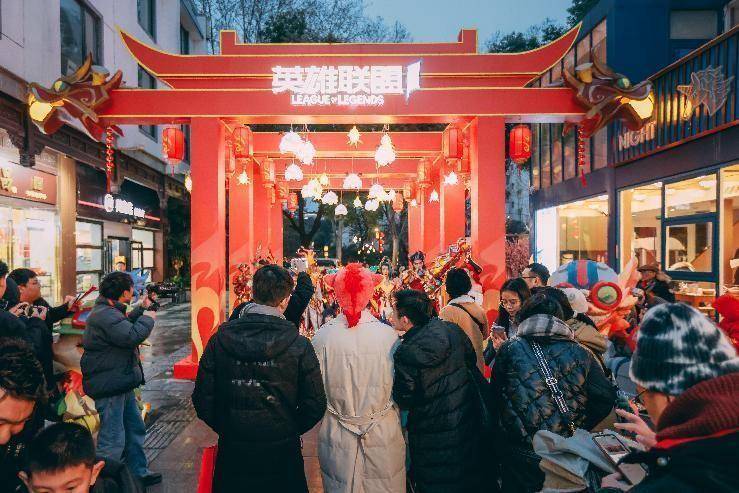图｜《英雄联盟手游》“龙腾华彩新春灯市”亮相秦淮灯会