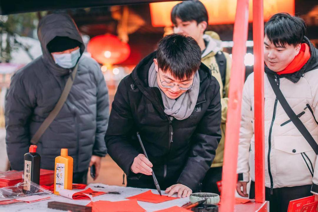 图｜《英雄联盟手游》“龙腾华彩新春灯市”亮相秦淮灯会