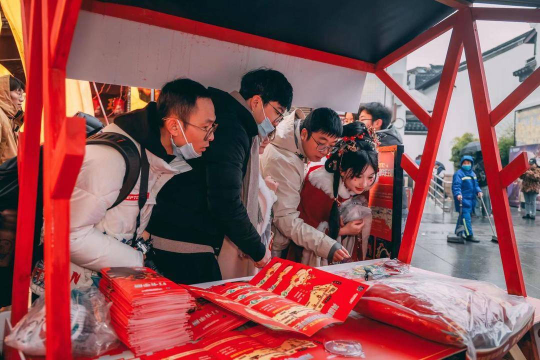图｜《英雄联盟手游》“龙腾华彩新春灯市”亮相秦淮灯会