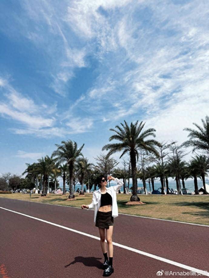 姚安娜大秀人鱼线腹肌，刚刚代言和平精英，前阵子为华为手机站台