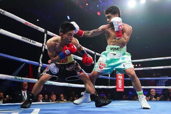 奥斯卡·科拉佐击败杰森·维森，成功卫冕迷你世界拳王头衔