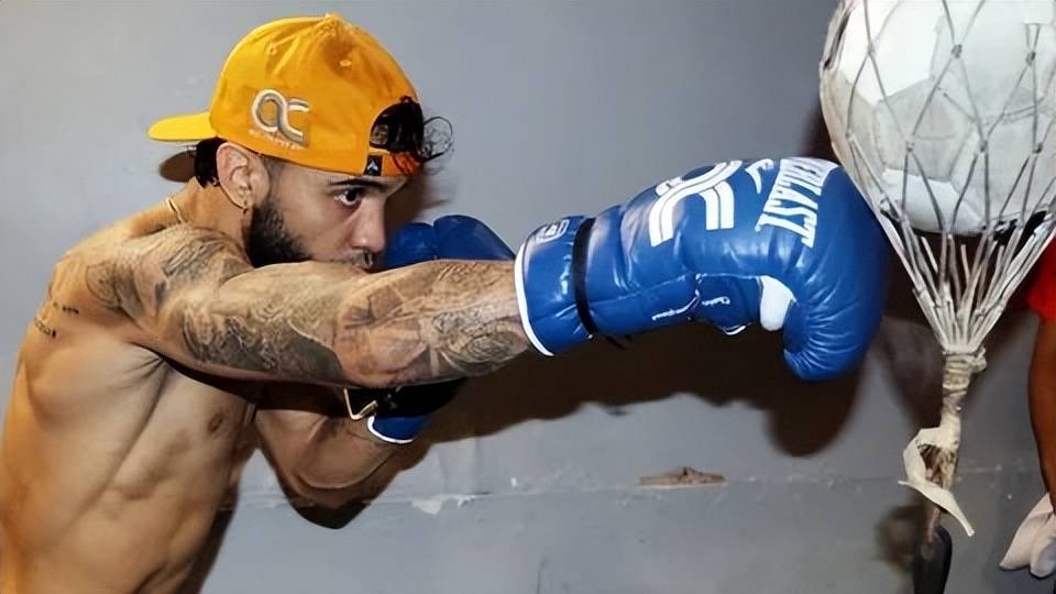 奥斯卡·科拉佐击败杰森·维森，成功卫冕迷你世界拳王头衔